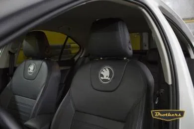 Чехлы на Skoda Octavia A7 (elegance), серии "Premium" - черная строчка