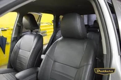 Чехлы на Toyota RAV-4, серии "Premium" - черная строчка