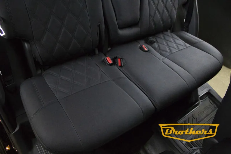 Чехлы на Mitsubishi Pajero Sport 3, серии "Aurora" - ромбы черная строчка
