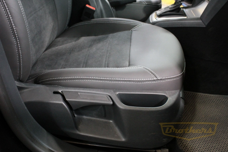 Чехлы на сидения Шкода Октавия А5 с алькантарой и серой двойной строчкой - фото салона автомобиля