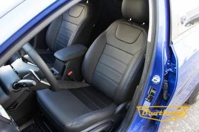 Чехлы на Kia Ceed 3, серии "Premium" - синяя строчка